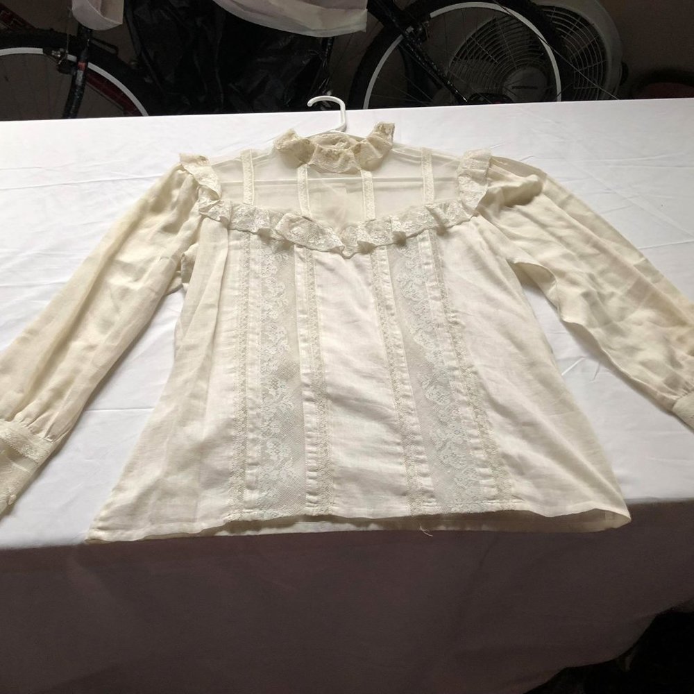 La Chine Classic Woman's Shirt! Size 10